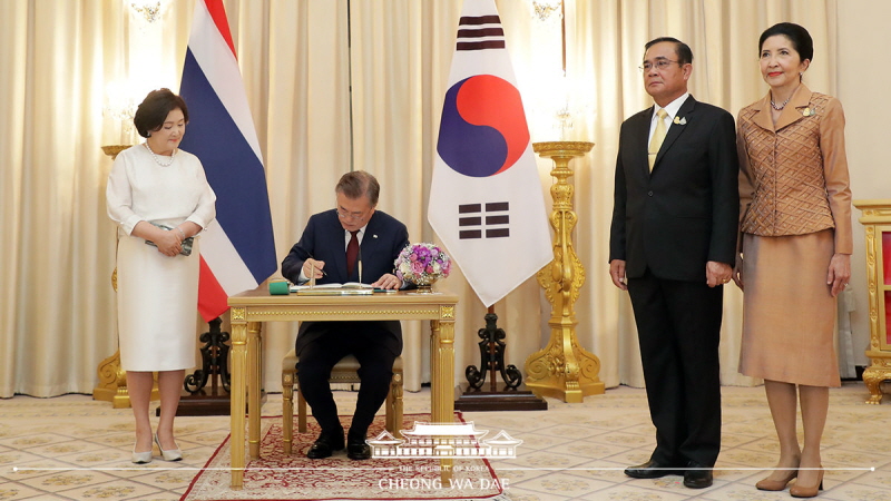 Signing the guestbook and holding one-on-one talks with Thai Prime Minister Prayut Chan-o-cha