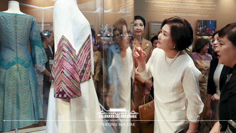 First Lady Kim Jung-sook visiting the Queen Sirikit Museum of Textiles in Bangkok