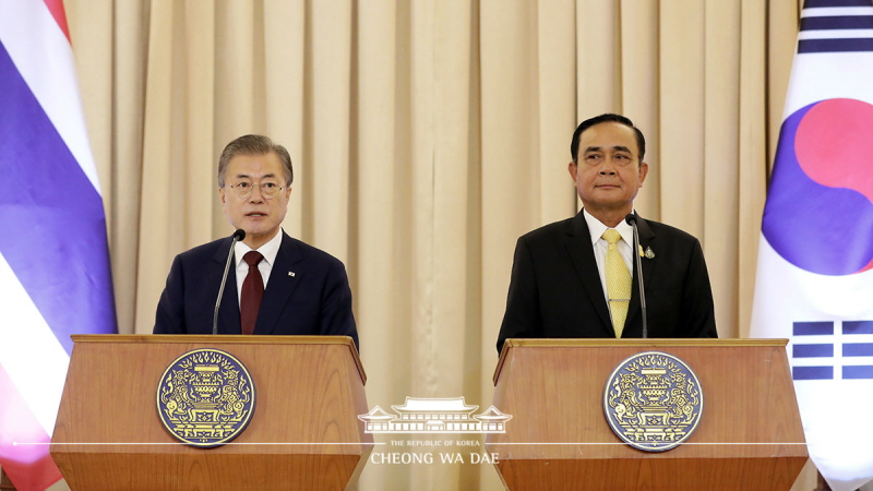 Holding a joint press conference following the Korea-Thailand summit in Bangkok