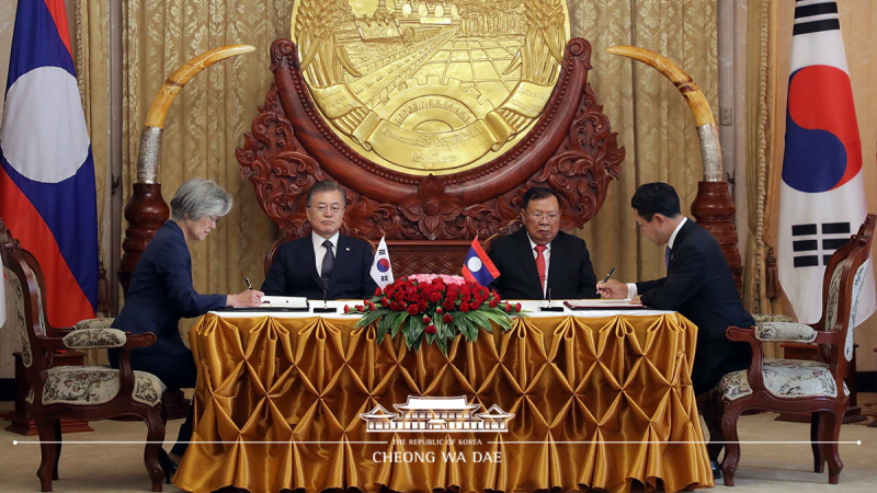 Attending a Korea-Laos MOU signing ceremony held at the Presidential Palace in Viantiane, Laos