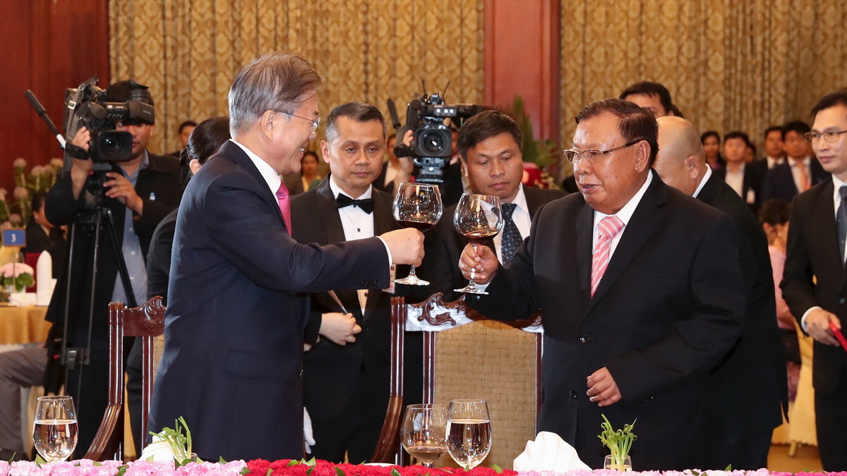 Attending the state dinner hosted by Lao President Bounnhang Vorachith at the Presidential Palace in Vientiane, Laos