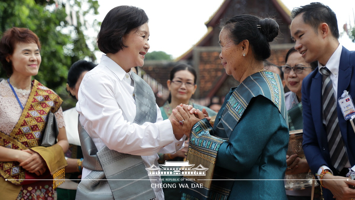 First Lady Kim Jung-sook making an offering to mendicant monks at the Sisaket Temple in Vientiane, Laos