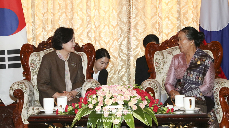 First Lady Kim Jung-sook meeting with Lao First Lady Khammeung Vorachith at the Presidential Palace in Viantiane, Laos