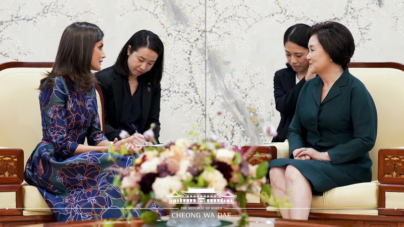 First Lady Kim Jung-sook meeting with Queen Letizia of Spain at Cheong Wa Dae