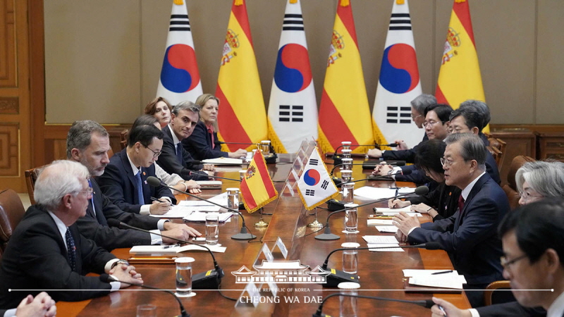 Attending the Korea-Spain summit at Cheong Wa Dae