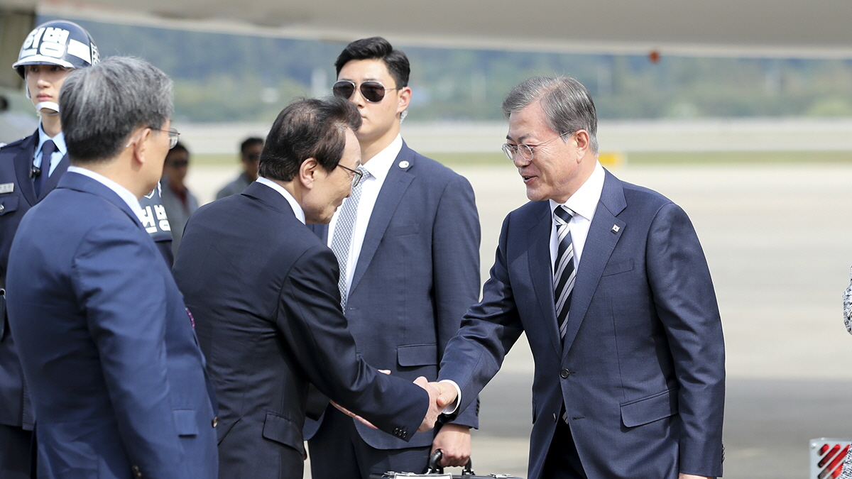 Arriving at Seoul Air Base from a visit to New York to attend the U.N. General Assembly