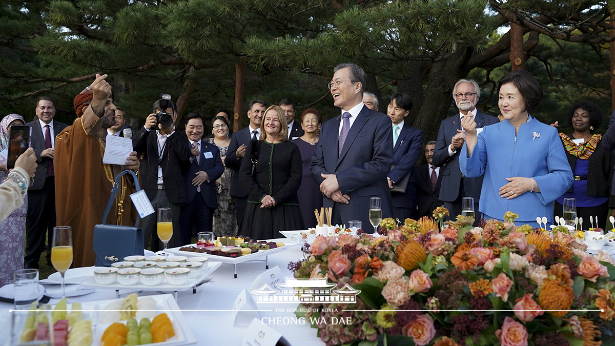 Hosting a reception at Cheong Wa Dae for the diplomatic corps in Korea