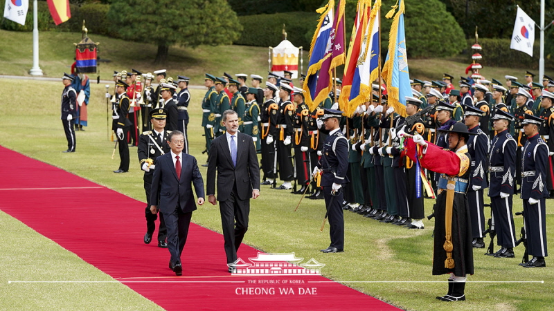 Attending the official welcoming ceremony at Cheong Wa Dae for King Felipe VI and Queen Letizia of Spain on a state visit to Korea