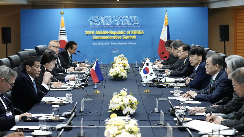 Attending the Korea-Philippines summit on the sidelines of the ASEAN-ROK Commemorative Summit in Busan