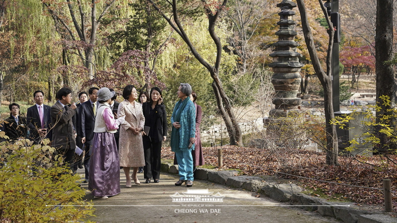 First Lady Kim Jung-sook and the Singaporean Prime Minister Lee Hsien Loong’s wife Ho Ching strolling on the grounds of Cheong Wa Dae