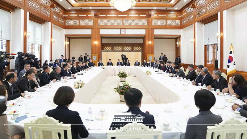 Meeting with a delegation from the Organization of Asia-Pacific News Agencies (OANA) at Cheong Wa Dae