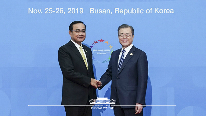 Welcoming heads of state and government participating in the ASEAN-ROK Commemorative Summit in Busan