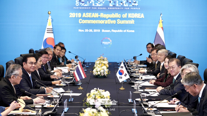 Attending the Korea-Thailand summit on the sidelines of ASEAN-ROK Commemorative Summit in Busan