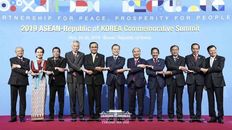 Posing for a commemorative group photo for the ASEAN-ROK Commemorative Summit in Busan