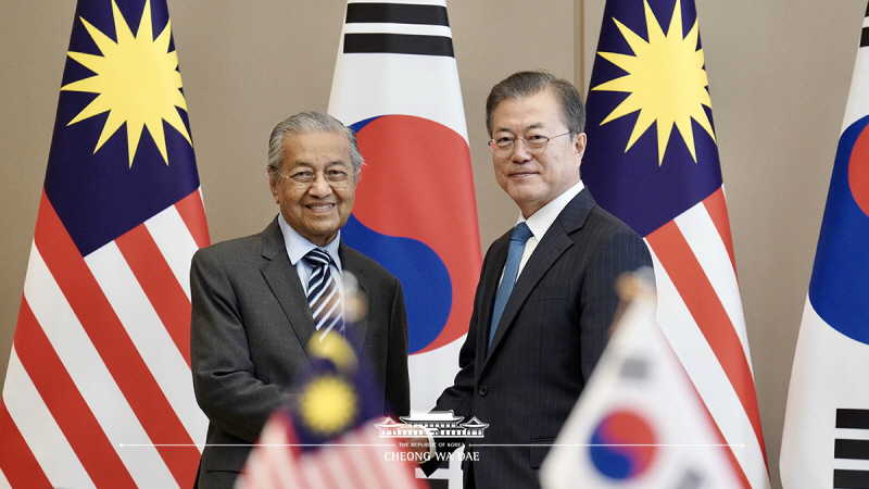 Attending the Korea-Malaysia summit at Cheong Wa Dae