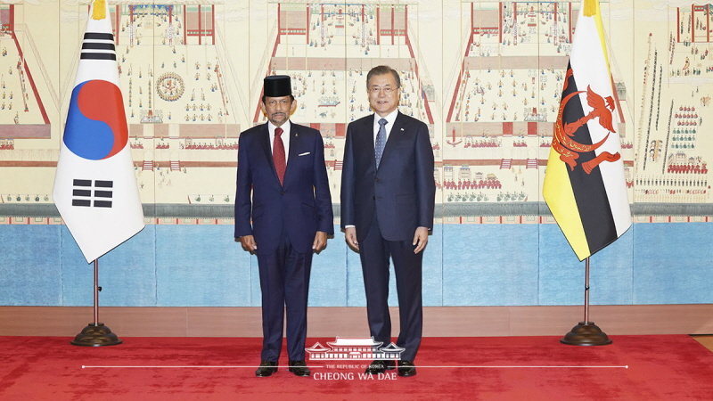 Posing for commemorative photos at Cheong Wa Dae with Sultan Hassanal Bolkiah of Brunei on his state visit to Korea