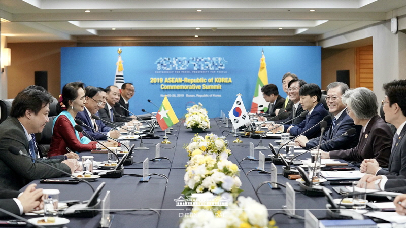 Attending the Korea-Myanmar summit and MOU signing ceremony held on the sidelines of the ASEAN-ROK Commemorative Summit in Busan