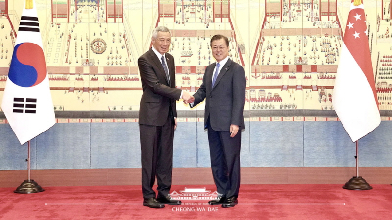 Posing for commemorative photos at Cheong Wa Dae with Singaporean Prime Minister Lee Hsien Loong on his official visit to Korea