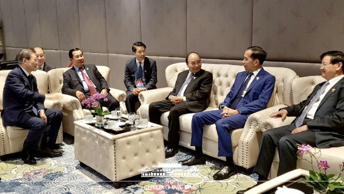 Conversing with the leaders of several ASEAN member states before the 22nd ASEAN Plus Three Summit in Bangkok, Thailand