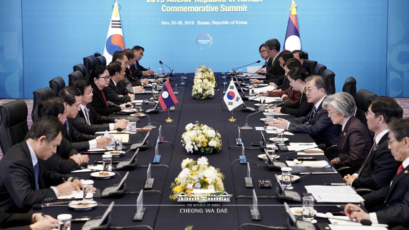 Attending the Korea-Laos summit and MOU signing ceremony held on the sidelines of the ASEAN-ROK Commemorative Summit in Busan