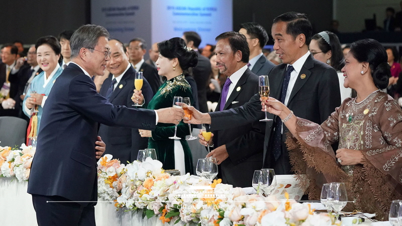 Hosting the welcoming dinner for the ASEAN-ROK Commemorative Summit in Busan