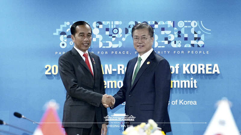 Attending the Korea-Indonesia summit on the sidelines of the ASEAN-ROK Commemorative Summit in Busan