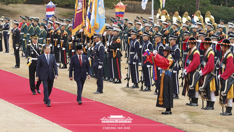 Attending the official welcoming ceremony at Cheong Wa Dae for Sultan Hassanal Bolkiah of Brunei on his state visit to Korea