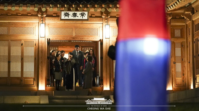 First Lady Kim Jung-sook meeting with the Vietnamese Prime Minister’s wife Tran Thi Nguyet Thu at Sangchunjae, a traditional building on the grounds of Cheong Wa Dae