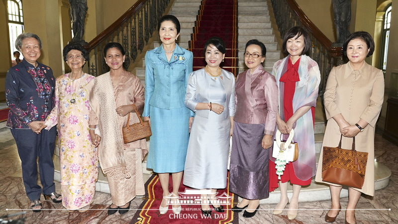 First Lady Kim Jung-sook attending a welcome luncheon hosted by the spouse of the Thai Prime Minister at the Main Mansion of Bangkhunprom Palace in Bangkok, Thailand