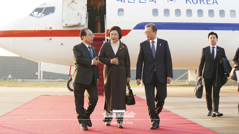 Arriving at Gimhae International Airport to attend the ASEAN-Republic of Korea Commemorative Summit in Busan