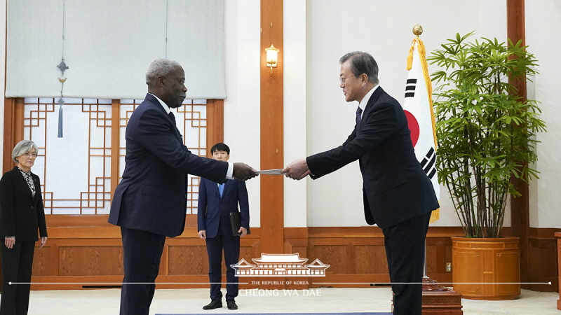 Receiving credentials from new ambassadors to Korea at Cheong Wa Dae