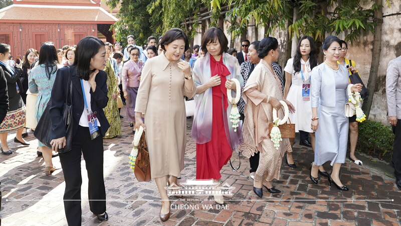 First Lady Kim Jung-sook visiting the National Museum Bangkok together with spouses of other ASEAN leaders