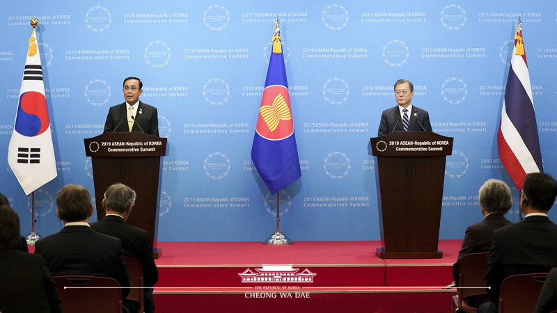 Attending the joint press conference following the ASEAN-ROK Commemorative Summit in Busan