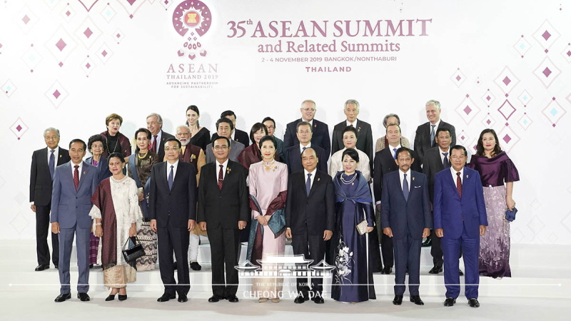 Attending a gala dinner in honor of leaders and spouses at the 35th ASEAN Summit and Related Summits in Bangkok, Thailand