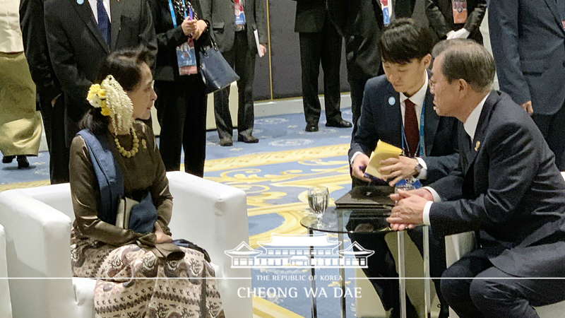 Holding brief conversations with ASEAN leaders prior to the Gala Dinner for the 35th ASEAN Summit and Related Summits in Bangkok, Thailand