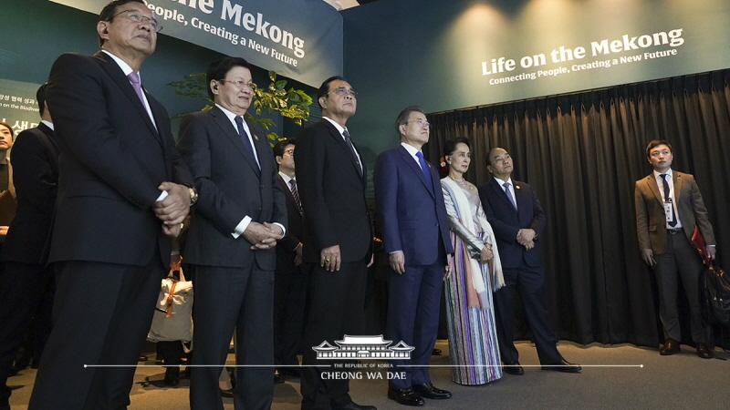 Attending the Special Exhibition on Biodiversity Cooperation between Mekong Countries and Korea held on the sidelines of the 1st Mekong-ROK Summit in Busan