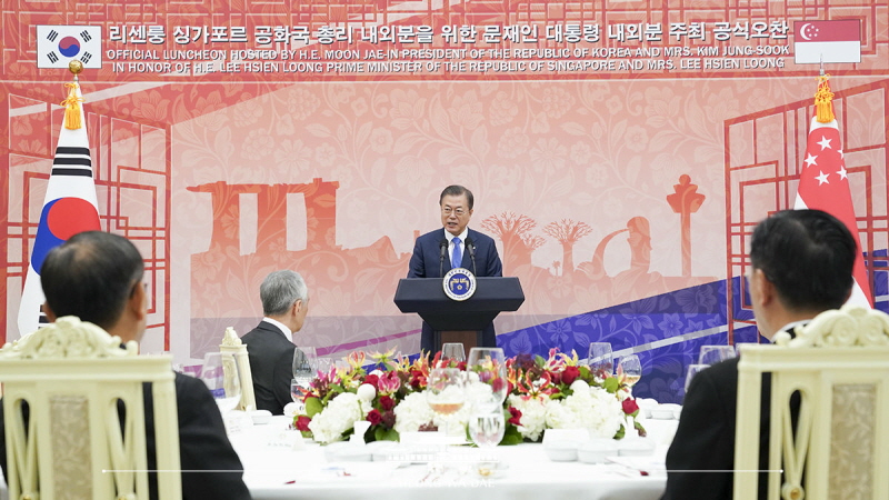 Attending the official luncheon for Singaporean Prime Minister Lee Hsien Loong and his wife at Cheong Wa Dae