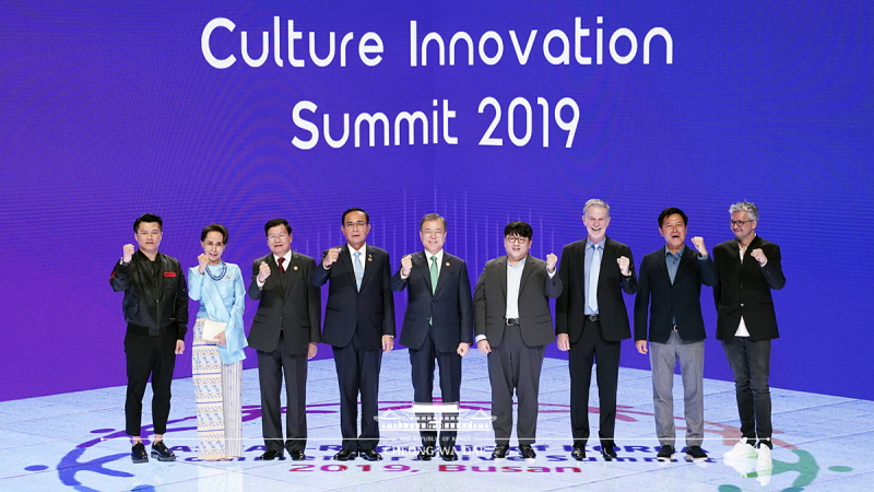 Attending the ASEAN-ROK Culture Innovation Summit on the sidelines of ASEAN-ROK Commemorative Summit in Busan