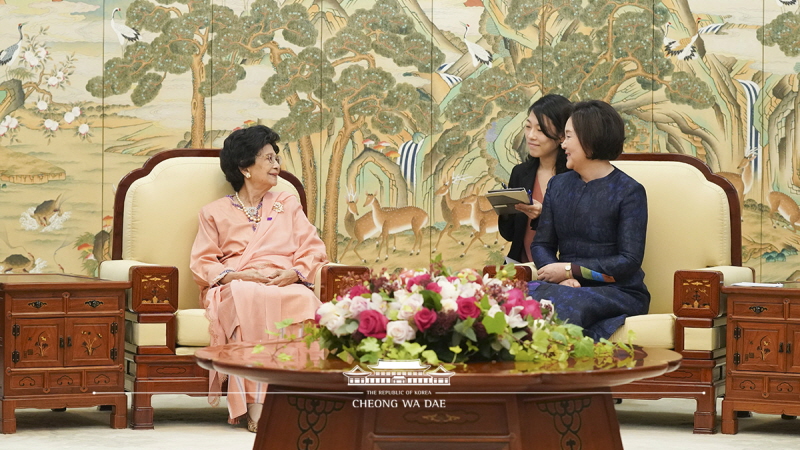 First Lady Kim Jung-sook meeting with Tun Dr. Siti, the wife of the Malaysian Prime Minister, at Cheong Wa Dae