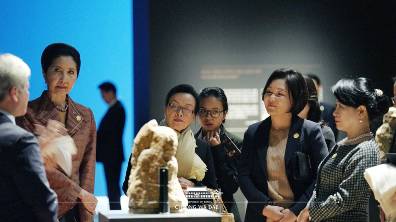 First Lady Kim Jung-sook and spouses of the Mekong leaders looking around the special exhibition “Five Hundred Arhats of Changnyeongsa Temple Site: Reflection of Our Hearts,” held on the sidelines of the 1st Mekong-ROK Summit in Busan