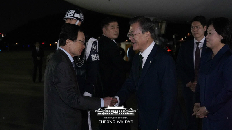 Arriving at Seoul Air Base after attending ASEAN-related summits in Bangkok, Thailand