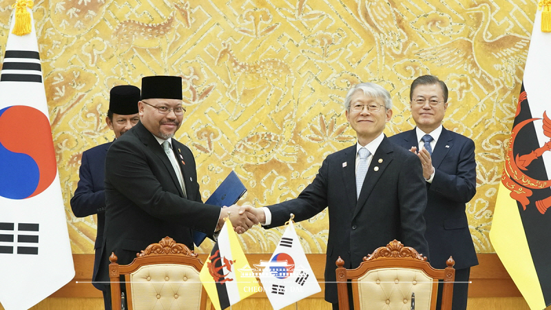 Attending a Korea-Brunei MOU signing ceremony at Cheong Wa Dae