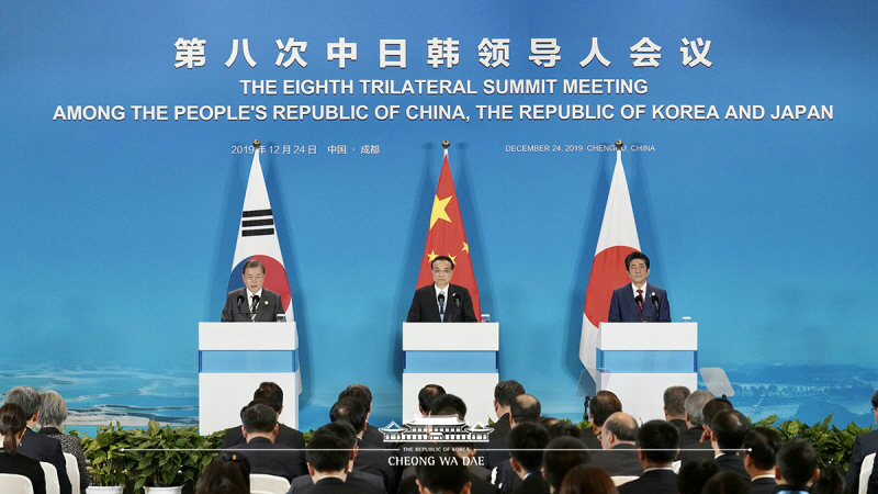 Attending the joint press conference following the 8th Korea-Japan-China summit