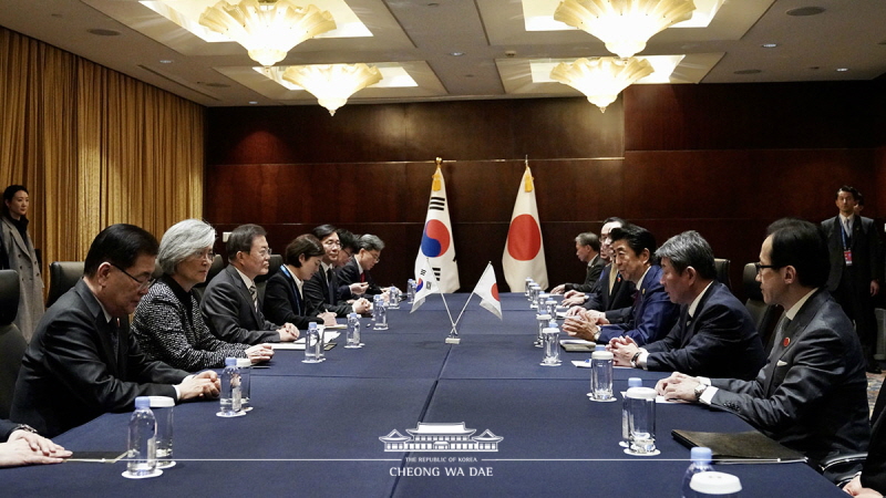 Attending the Korea-Japan summit on the sidelines of the 8th Korea-Japan-China summit