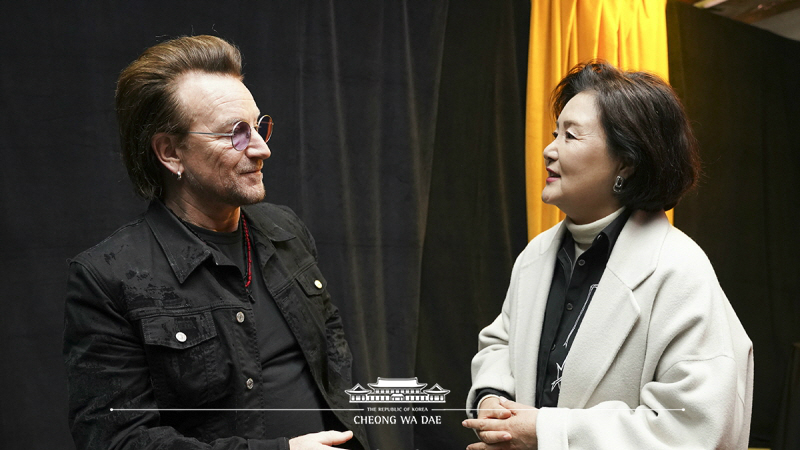 First Lady Kim Jung-sook conversing with Bono, leader of the Irish rock band U2, and attending his concert