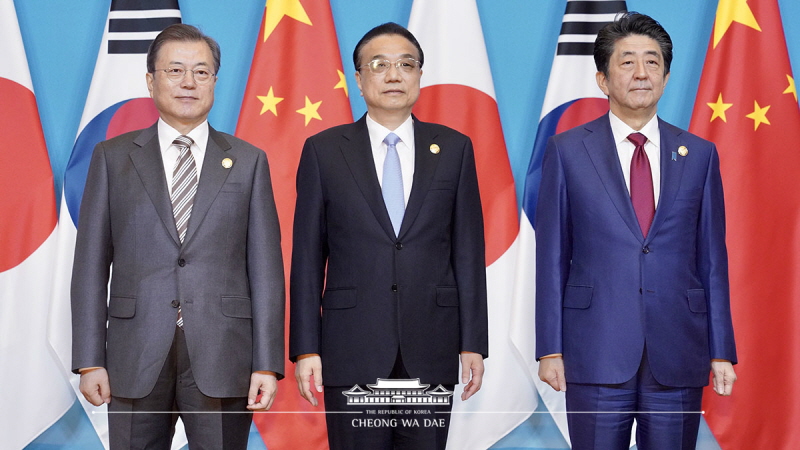 Posing for a commemorative photo before the 8th Korea-Japan-China summit