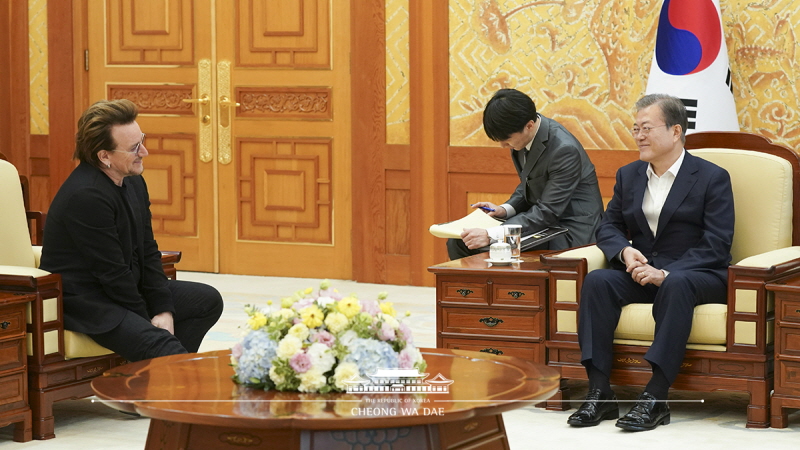 Meeting with humanitarian activist Bono, leader of the Irish rock band U2, at Cheong Wa Dae