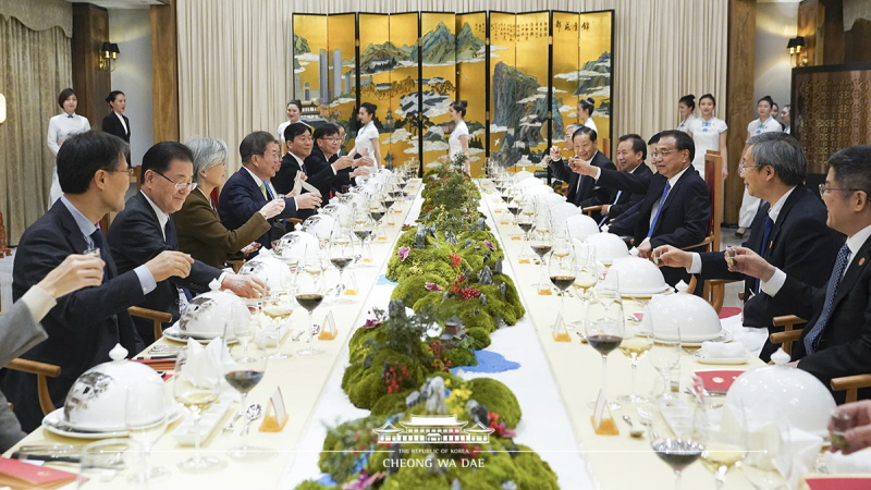 Attending the official dinner hosted by Chinese Premier Li Keqiang