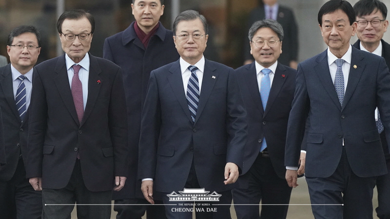 Departing from Seoul Air Base for China to attend the 8th Korea-Japan-China summit