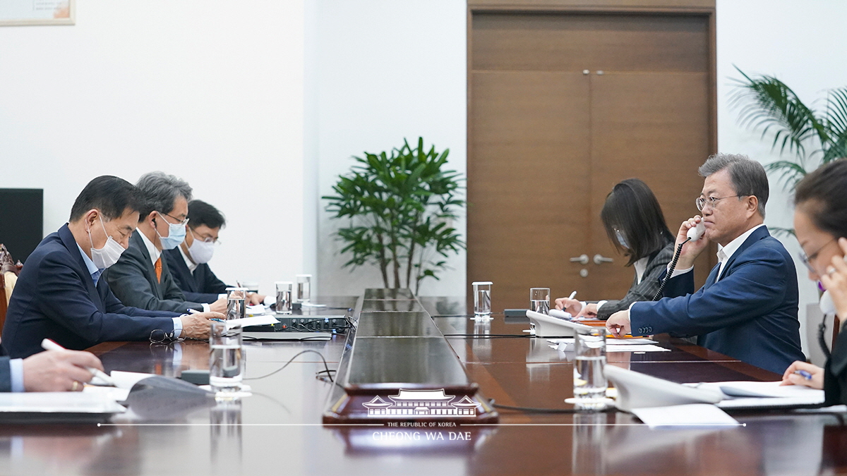 Speaking by phone at Cheong Wa Dae to Uzbek President Shavkat Mirziyoyev